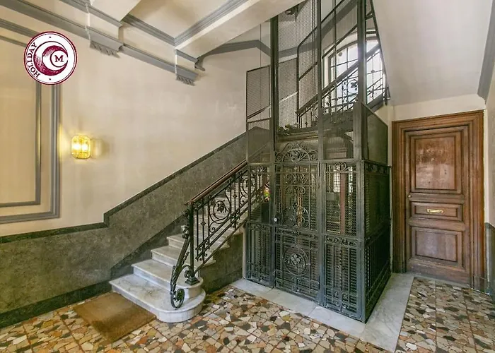 C M Civitas Leonina Luxury *