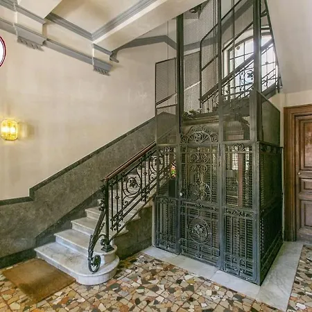 C M Civitas Leonina Luxury *